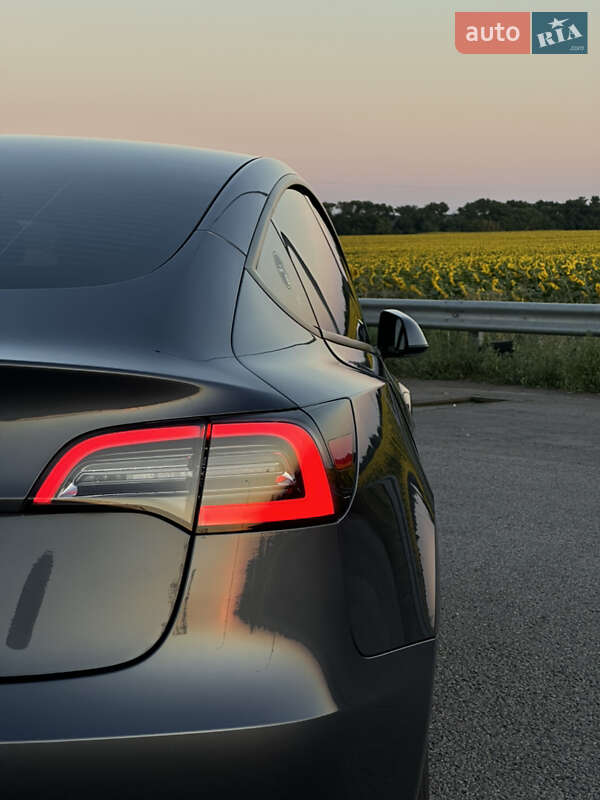 Седан Tesla Model 3 2022 в Киеве