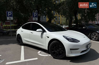 Седан Tesla Model 3 2022 в 