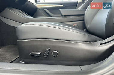 Седан Tesla Model 3 2023 в 