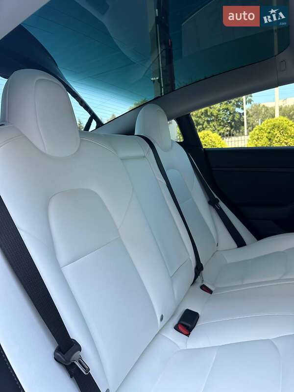 Седан Tesla Model 3 2023 в Луцке