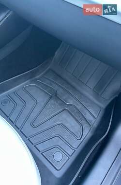 Седан Tesla Model 3 2023 в 