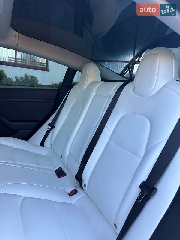 Седан Tesla Model 3 2023 в Луцке