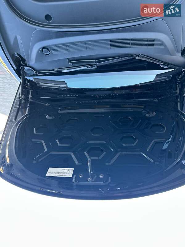 Седан Tesla Model 3 2023 в Луцке