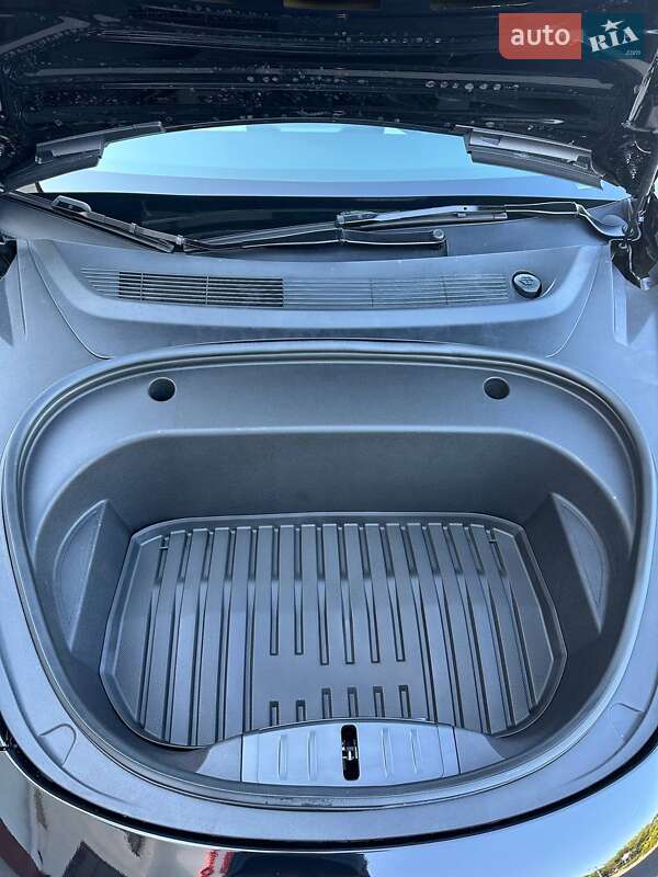 Седан Tesla Model 3 2023 в Луцке