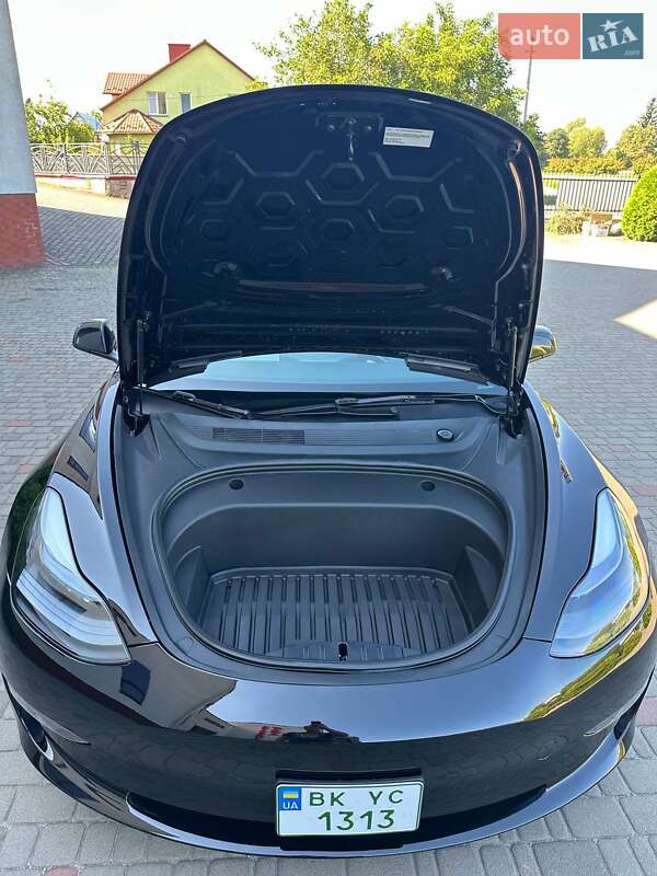 Седан Tesla Model 3 2023 в Луцке