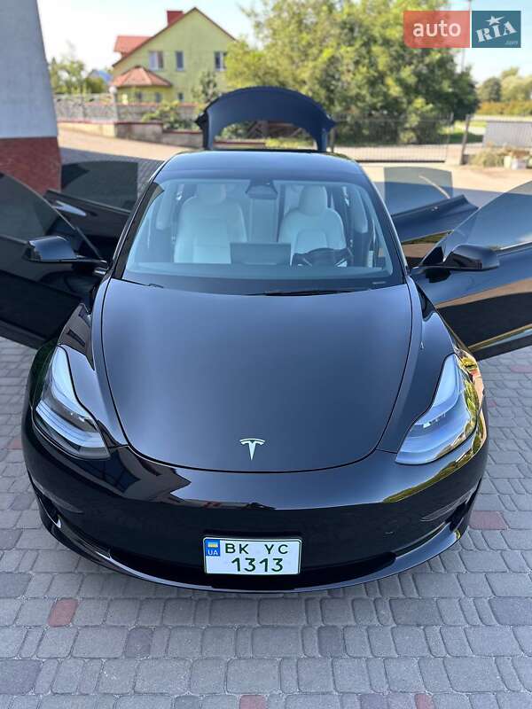 Седан Tesla Model 3 2023 в Луцке