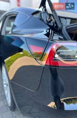 Седан Tesla Model 3 2023 в Луцке