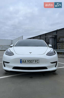 Седан Tesla Model 3 2022 в 