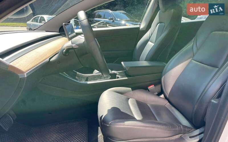 Седан Tesla Model 3 2020 в Чернівцях