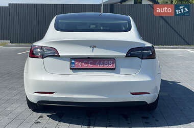 Седан Tesla Model 3 2022 в 