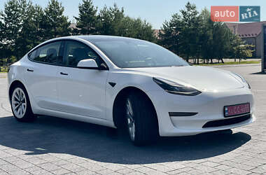 Седан Tesla Model 3 2022 в 