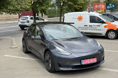 Седан Tesla Model 3 2022 в 