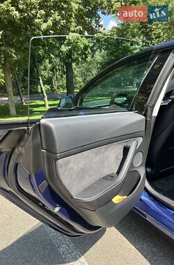 Седан Tesla Model 3 2023 в 