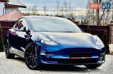 Седан Tesla Model 3 2022 в 