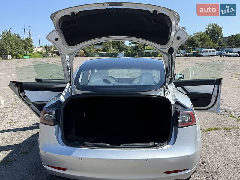 Седан Tesla Model 3 2018 в Рівному
