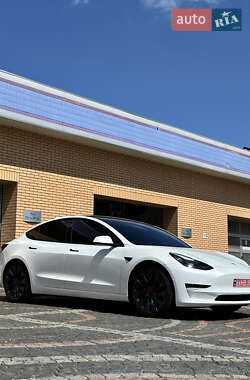 Седан Tesla Model 3 2022 в 