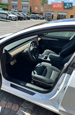 Седан Tesla Model 3 2022 в 