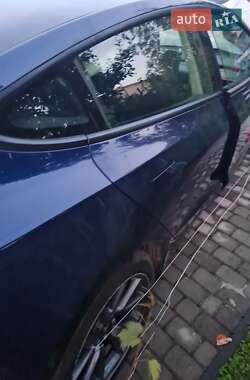Седан Tesla Model 3 2021 в 