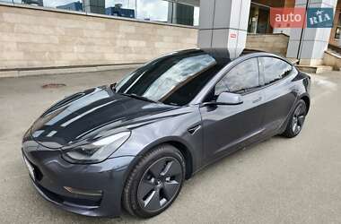 Седан Tesla Model 3 2022 в 
