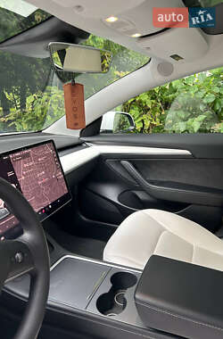 Седан Tesla Model 3 2021 в Чернівцях