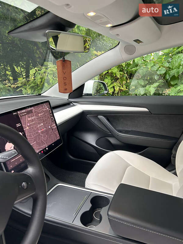 Седан Tesla Model 3 2021 в Черновцах