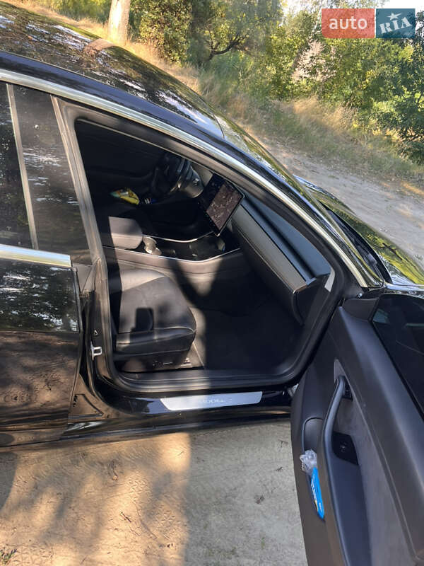 Седан Tesla Model 3 2019 в Кобеляках