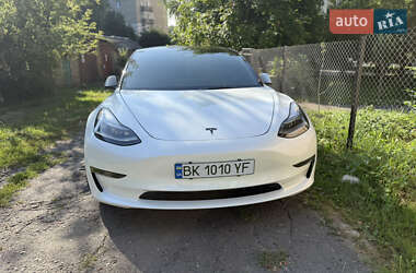Седан Tesla Model 3 2023 в 