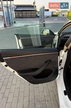 Седан Tesla Model 3 2024 в 