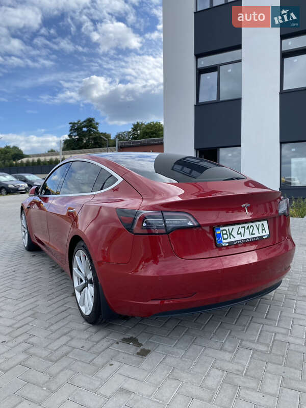 Седан Tesla Model 3 2019 в Ровно