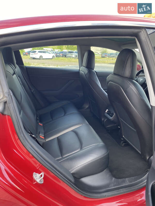 Седан Tesla Model 3 2019 в Ровно