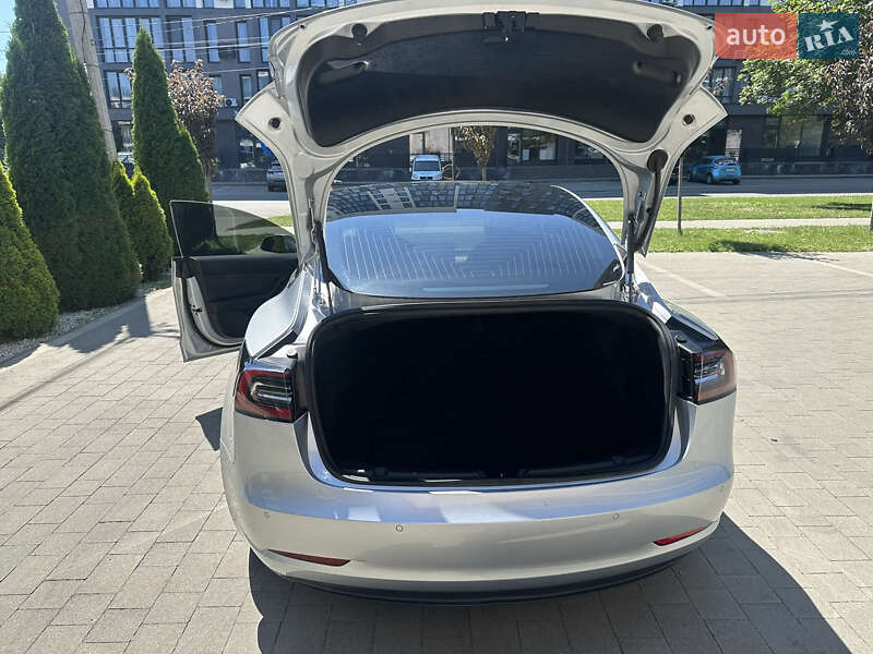 Седан Tesla Model 3 2018 в Ужгороде