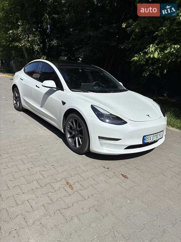 Седан Tesla Model 3 2022 в 