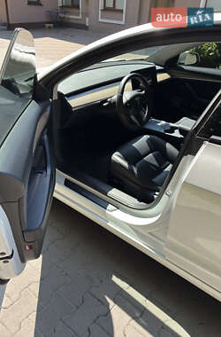 Седан Tesla Model 3 2022 в 