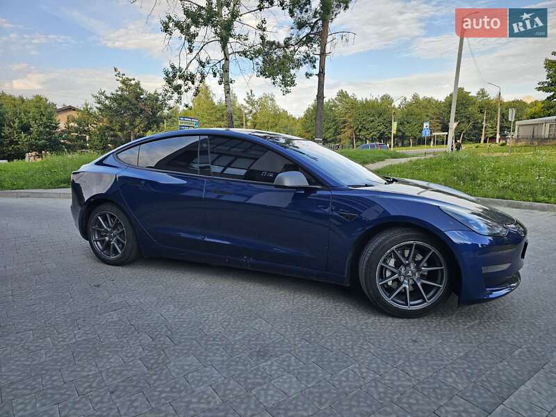 Седан Tesla Model 3 2021 в Львове