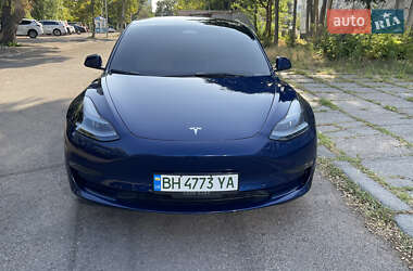 Седан Tesla Model 3 2022 в 