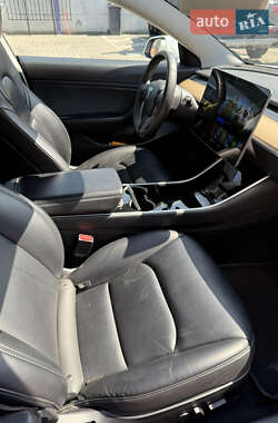 Седан Tesla Model 3 2020 в 