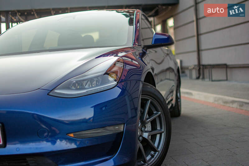 Седан Tesla Model 3 2021 в Дрогобыче