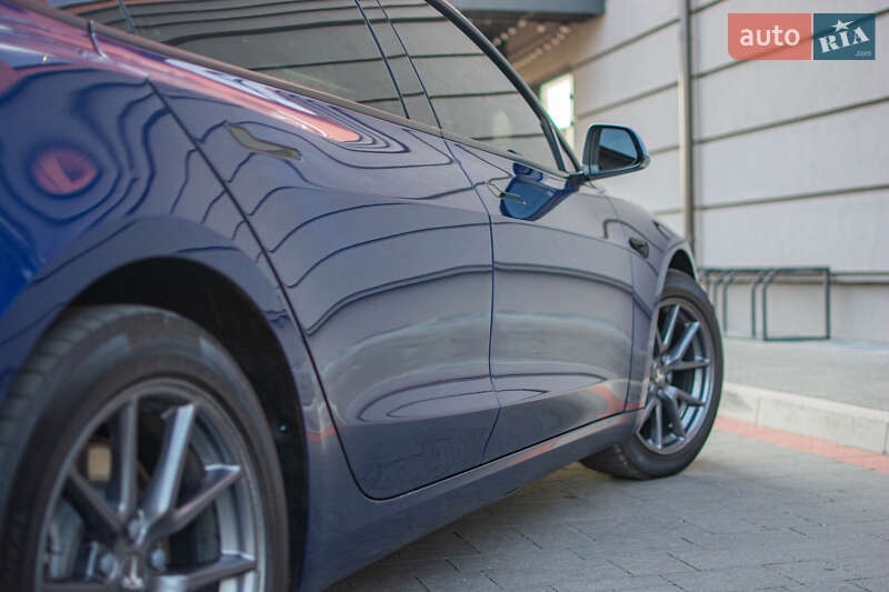 Седан Tesla Model 3 2021 в Дрогобыче