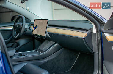 Седан Tesla Model 3 2021 в 
