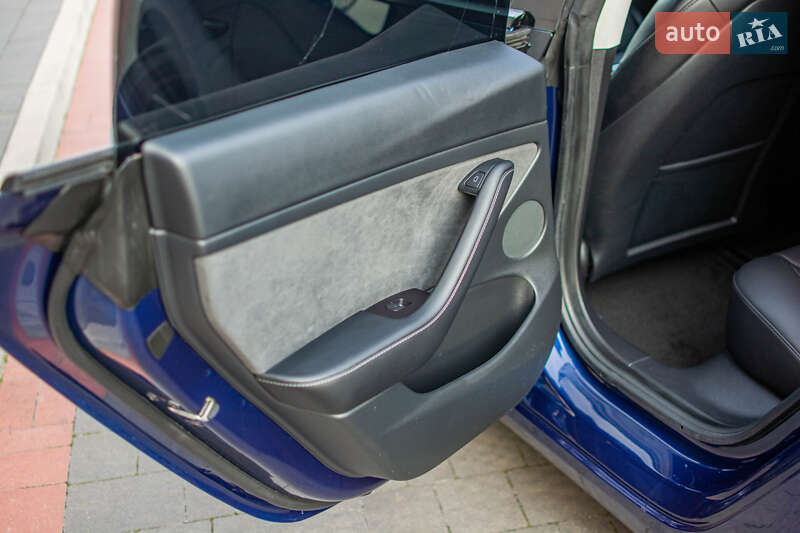 Седан Tesla Model 3 2021 в Дрогобыче