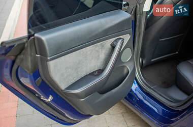 Седан Tesla Model 3 2021 в 