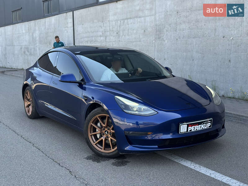 Седан Tesla Model 3 2022 в 