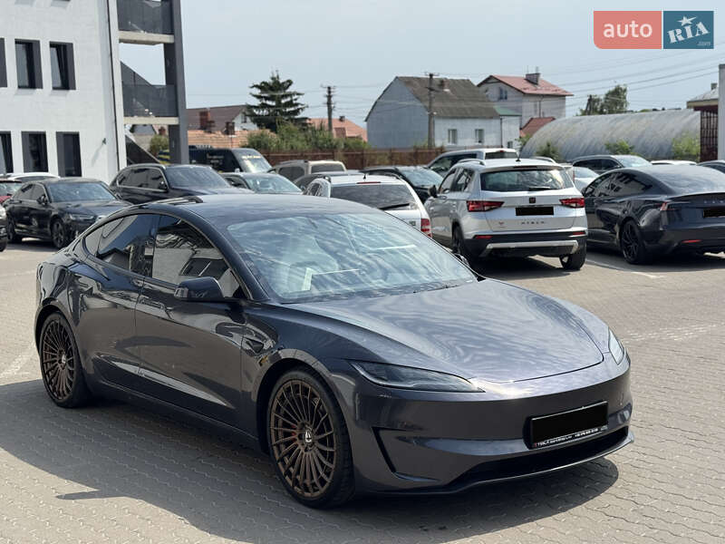 Седан Tesla Model 3 2024 в Львові