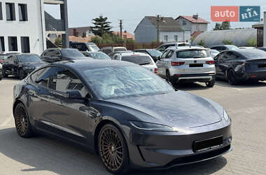 Седан Tesla Model 3 2024 в 