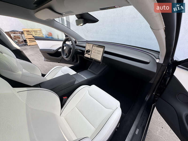 Седан Tesla Model 3 2024 в Львові