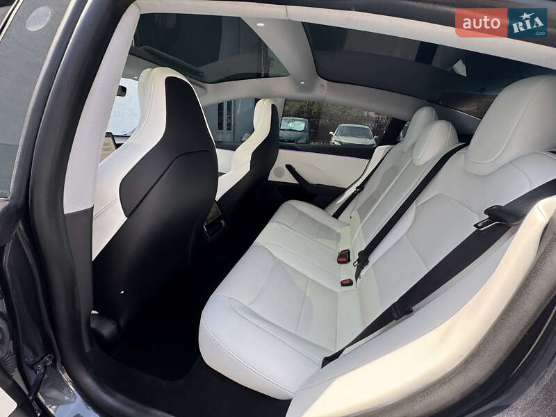 Седан Tesla Model 3 2024 в Львові