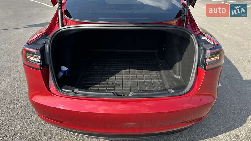 Седан Tesla Model 3 2022 в Жовкві