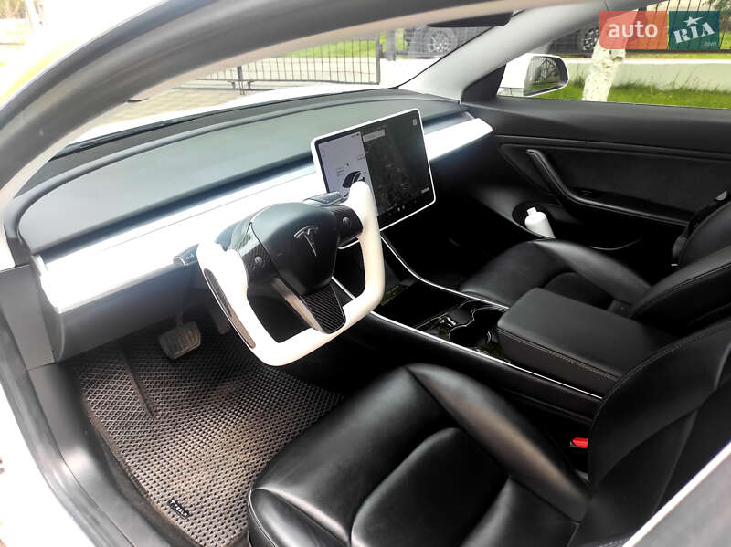 Седан Tesla Model 3 2018 в Львові
