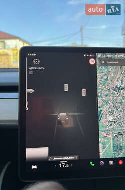 Седан Tesla Model 3 2022 в 