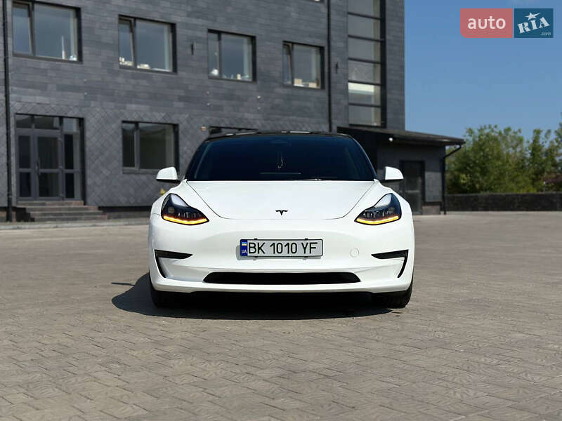 Седан Tesla Model 3 2023 в Ровно